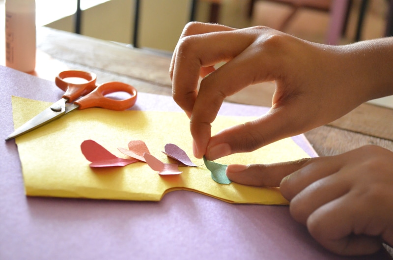 finger, table, paper craft, kids, craft, indoors, paper, human body part, ideas, concentration, creative, leisure activity, women, art and craft, cutting
