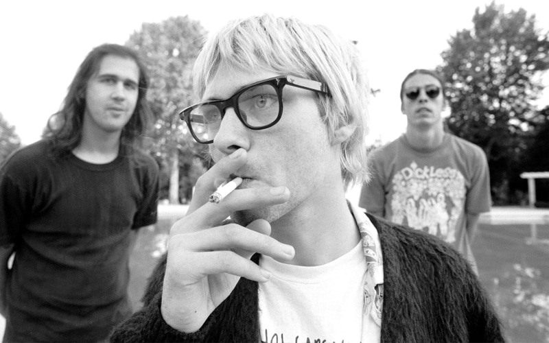 couple - relationship, frames, men, Dave Grohl, rock stars, lifestyles, clear, group of people, front view, people, legends, togetherness, cigarettes, 1080P