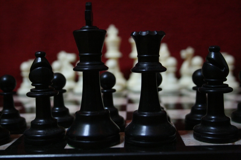 knight - chess piece, figures, leisure, strategy, war, chess piece, no people, leisure activity, pawn, queen - chess piece, conflict, relaxation, board game
