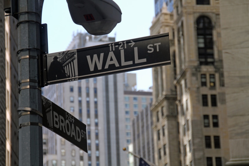 built structure, day, post, market, light, western script, stock exchange, daytime, new, 5K, low angle view, thirds, street name sign, road sign, guidance