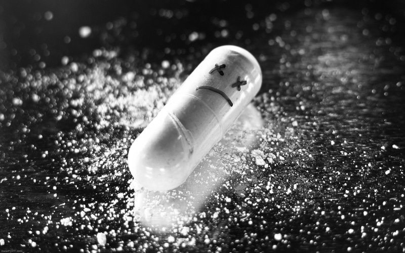 cocaine, cooking, backgrounds, pill, photo, grayscale, 2K, macro, medicine, selective focus, still life, healthcare and medicine, black Color, white, wet
