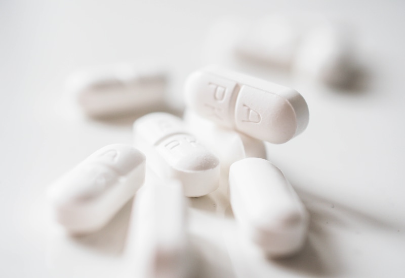 pill, sweden, highkey, Poisonous, medicine, close-up, depth of field, white, mondays, 5K, dof, medication, surface, macro, drugs, illness, pills, capsule