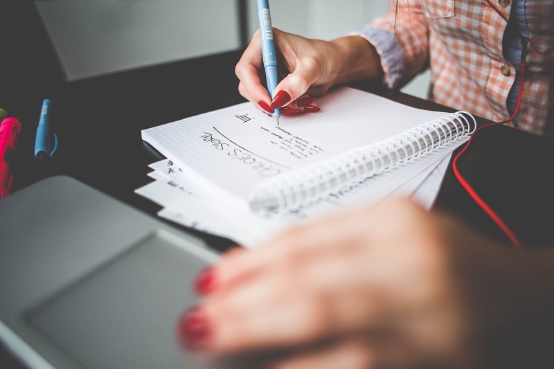 close-up, pens, pen, selective focus, indoors, notebooks, women, writers, human hand, notebook, stringed, human body part, adult, white, document, 720P