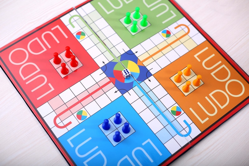 blue, design, picture, dice, tokens, game, planning, group, wooden, organized group, solution, analyzing, 5K, data, family, computer, fun, business, people