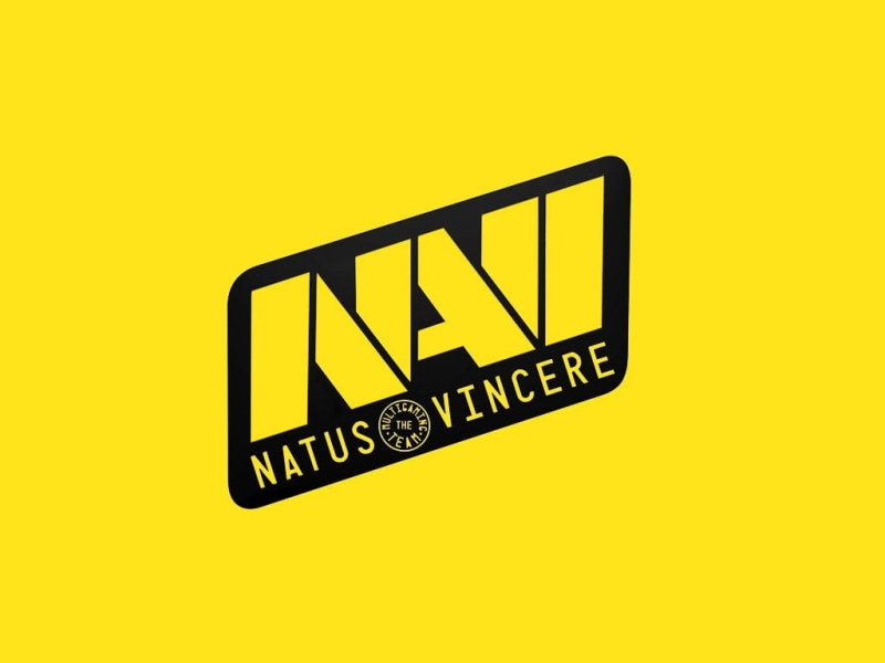 directional sign, arrow symbol, vincere, yellow background, 480P, yellow, indoors, studio shot, symbol, sign, western script, natus, colored background