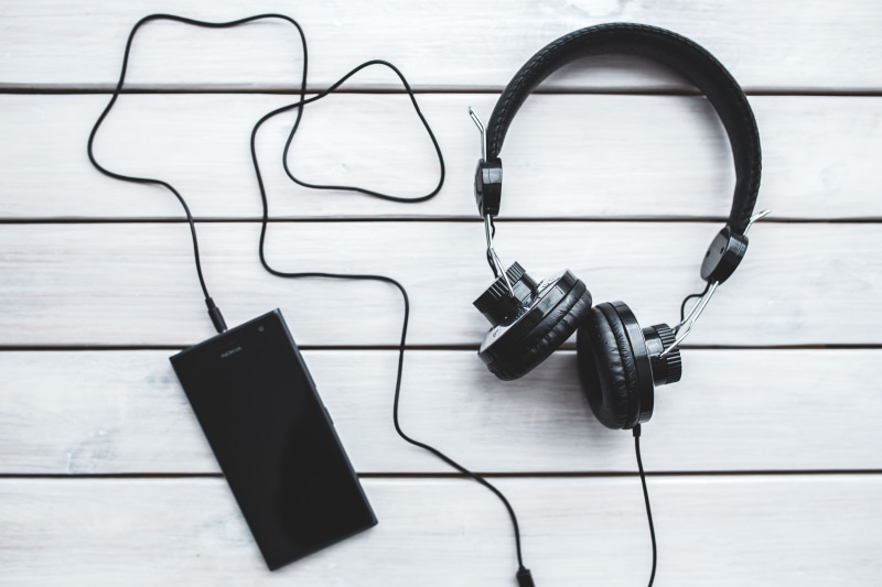 various, communication, electricity, headphones, organizer, connection, high angle view, table, jewelry, black, listening, mobile phone, cable, items, 5K