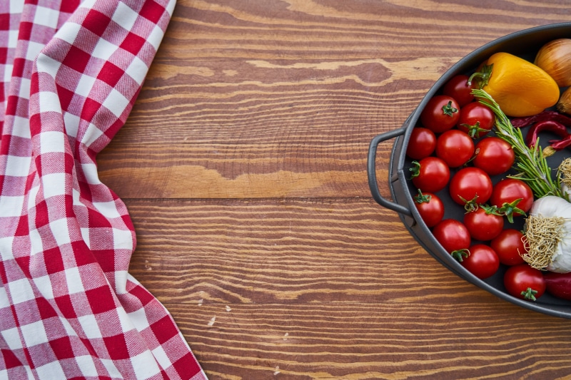 color image, no people, nutrition, tomato, wood, food, close-up, still life, kitchen, ripe, green, breakfast, garlic, delicious, onion, vegetarian food