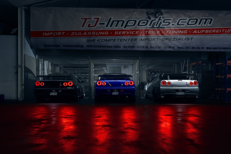 information sign, R34, Blue, several, sign, script, western script, communication, cars, built structure, no people, illuminated, red, non-western script