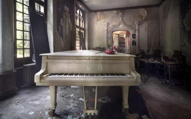 old, 1080P, spirituality, room, altar, music, piano, home interior, architecture, musical equipment, furniture, religion, day, place of worship, damaged