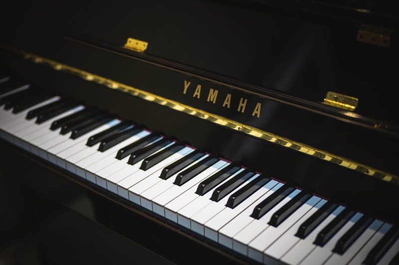 grand piano, keyboard, musical equipment, black, key, music, piano, white color, yamaha, keyboard instrument, close-up, gold colored, synthesizer, text