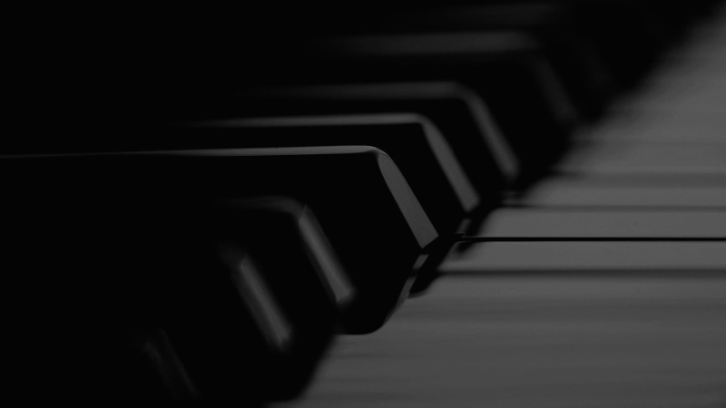 close-up, the way forward, in a row, absence, selective focus, piano, indoors, keyboard, pattern, architecture, diminishing perspective, 1080P, vanishing point