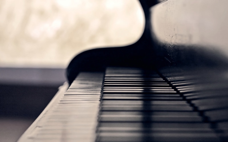 selective focus, black color, grayscale, indoors, reflection, piano key, photo, performance, still life, no people, single object, keyboard, string instrument