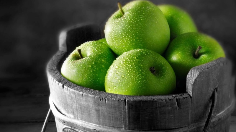 water drops, green, indoors, wood - material, focus on foreground, vegetarian food, Granny Smith Apples, fruit, freshness, close-up, selective coloring