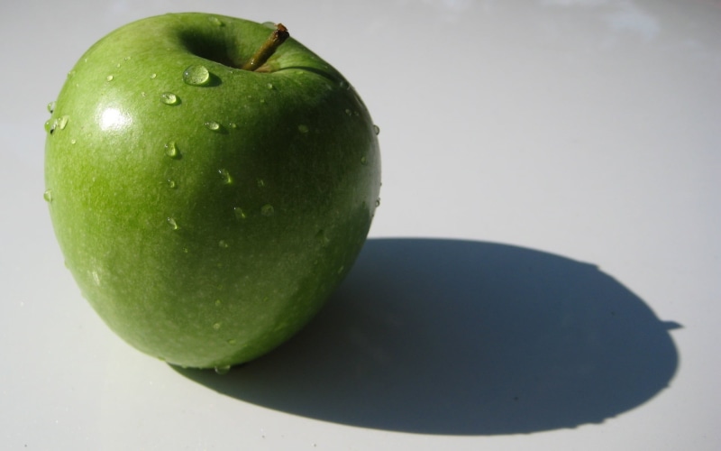 indoors, apple - fruit, nature, apple, fruit, shadow, wellbeing, freshness, green, green color, single object, studio shot, no people, food, water drops