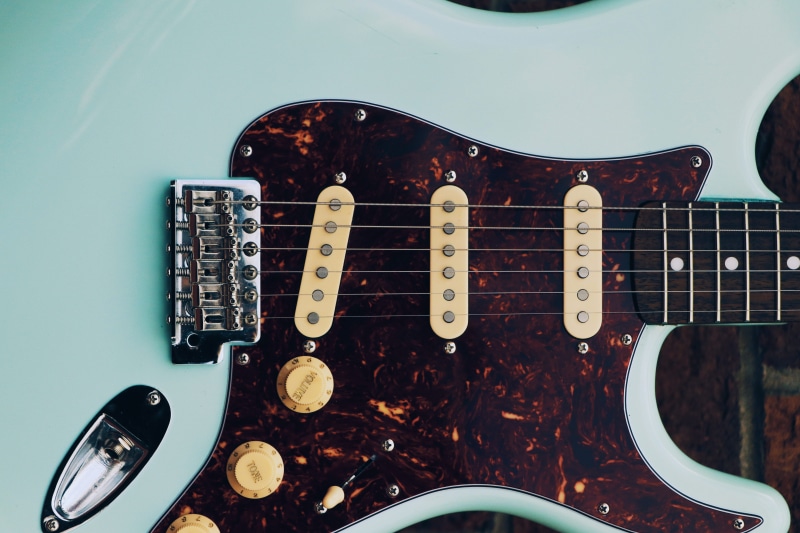 computer, blue, bass guitar, blues, groove, stratocaster, mouse, freshness, directly above, music, accessories, musical instrument string, table, brown