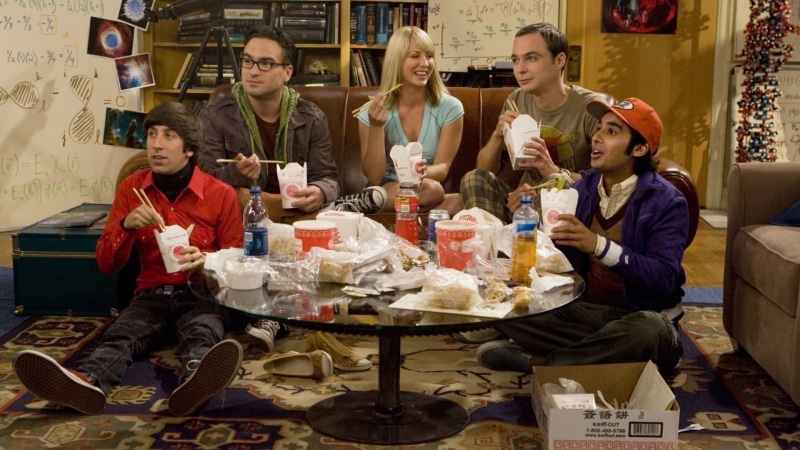 Leonard Hofstadter, indoors, table, drinking, theory, sitting, women, 1080P, food and drink, The Big Bang Theory, adult, Howard Wolowitz, men, childhood