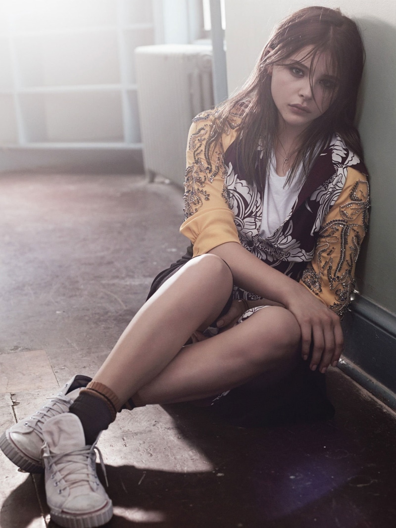 depression - sadness, fashion, flooring, beautiful woman, girls, Chloë Grace Moretz, one person, young women, 720P, shoe, full length, women, indoors