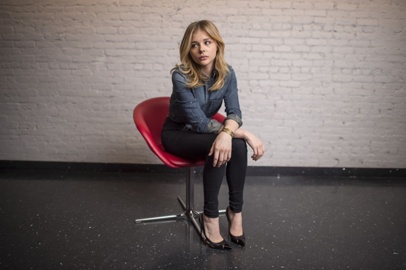 actress, beautiful woman, young women, Chloë Grace Moretz, casual clothing, chloe, contemplation, looking away, hairstyle, lifestyles, full length, blond hair