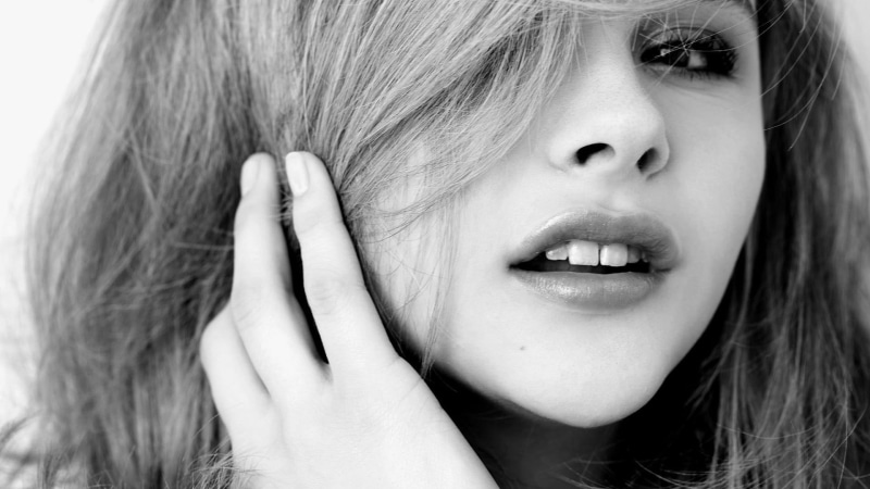 one person, women, real people, lifestyles, 1080P, front view, depression - sadness, looking at viewer, monochrome, bangs, young women, hair, chloe, body part