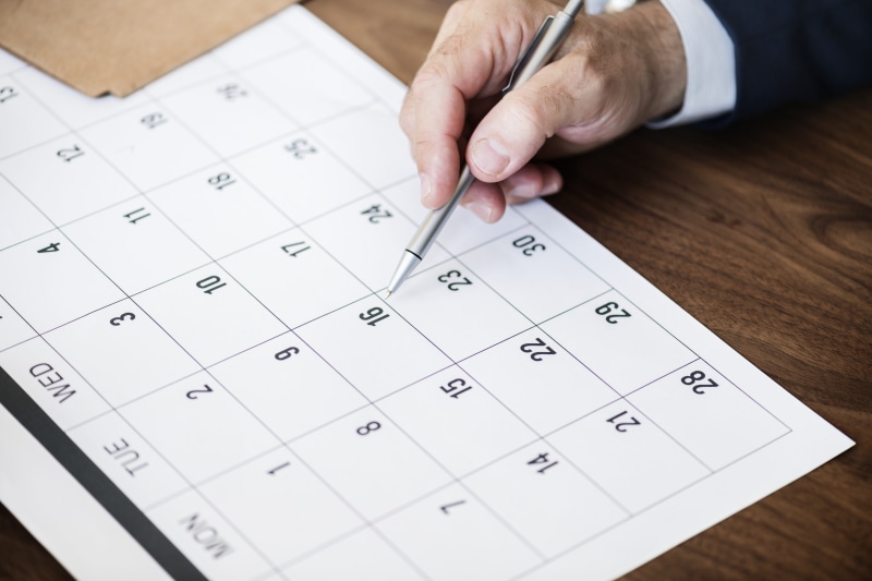 timetable, number, caucasian, note, decision, composition, holding, memo, person, pen, appointment, hand, human hand, white, remind, relaxation, agenda