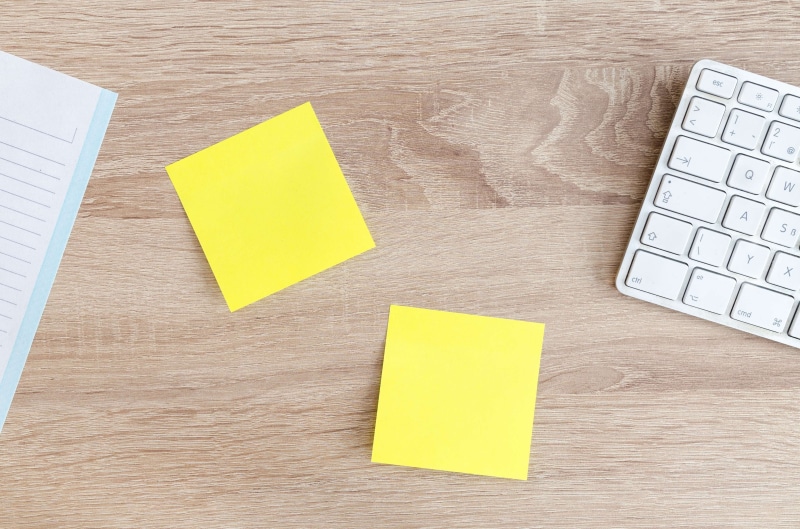 indoors, close-up, 4K, object, message, group of objects, memo, business, office, keyboard, paper, adhesive note, copy, note, notepad, communication, table