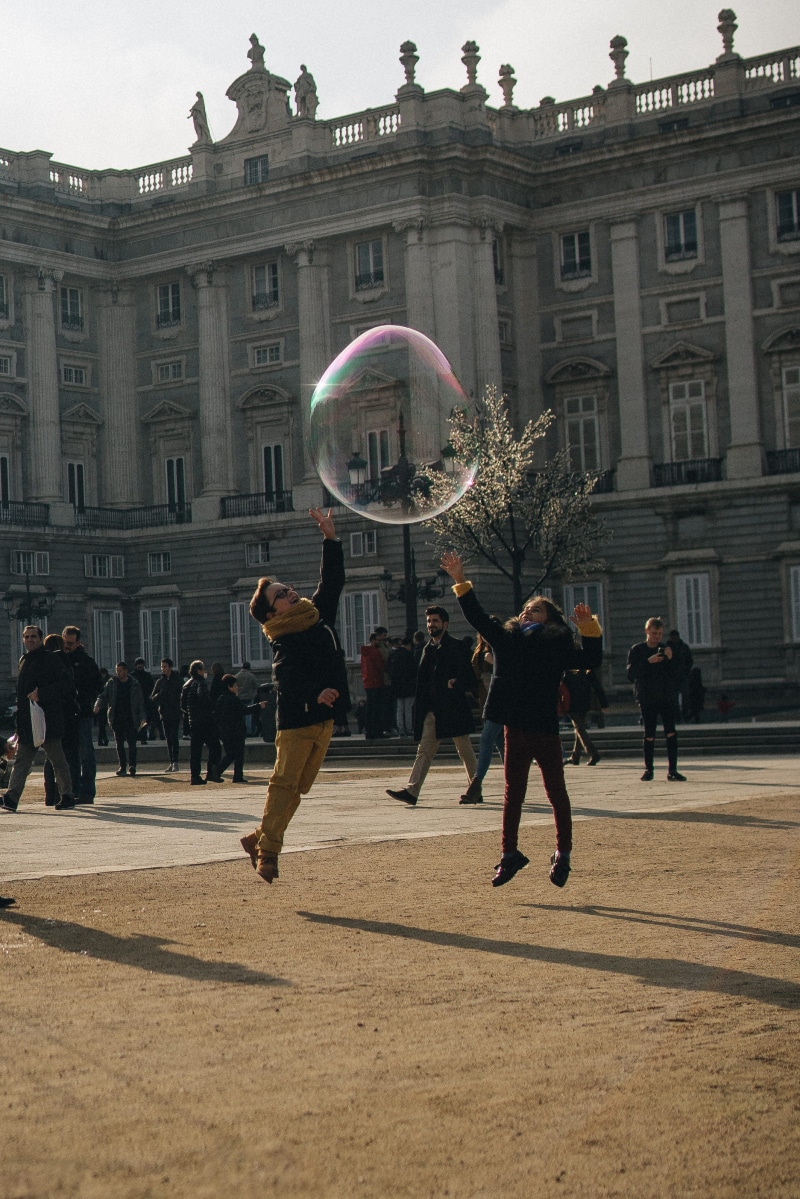 flying, crowd, architecture, group of people, kids, floating, city, fly, building, adult, built structure, madrid, bouble, kid, 2K, bubble, day, fragility