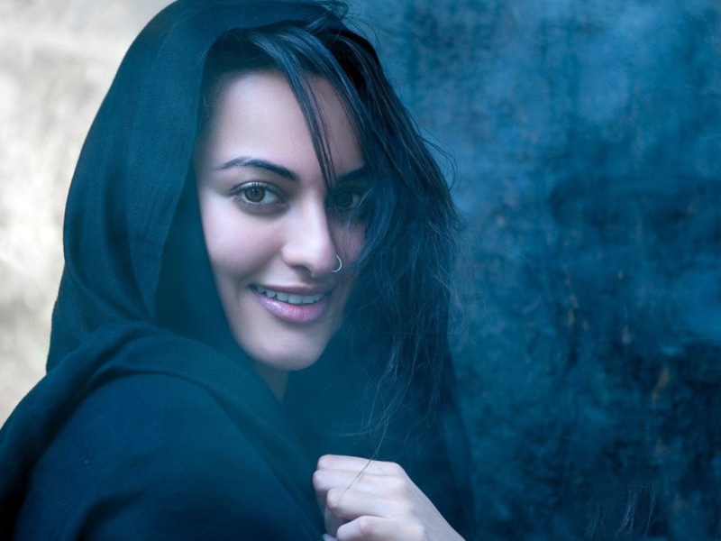 contemplation, clothing, adult, hood - clothing, happiness, photoshoot, smiling, looking at camera, beauty, close, emotion, 480P, young women, focus on foreground