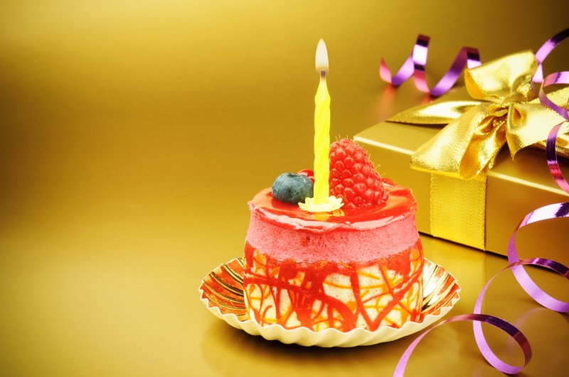 studio shot, sweet, candy, cake, icing, fire, event, red, dessert, backgrounds, food, colored background, happiness, burning, holiday, indoors, baked, gift