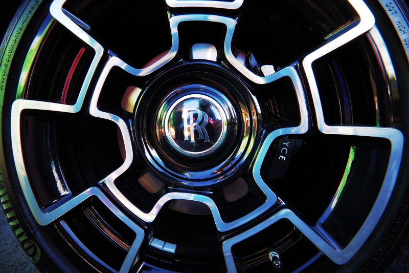 adult, lcd screen, light, alloy wheel, two people, close, night, shape, screen, women, monitor, motor, child, men, mode of transportation, electronics