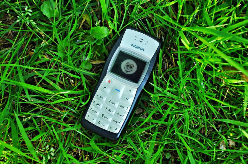 telecommunications equipment, outdoors, display, high angle view, phone call, nature, talking, land, mobile, telecommunication, smart phone, sms, phone
