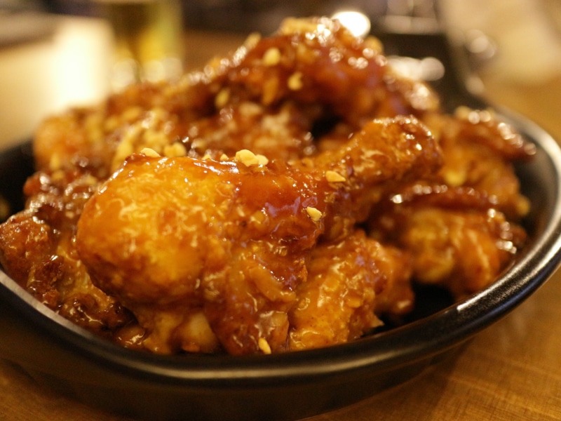 plate, fried, dark, chicken Meat, cooked, high Angle View, pub Food, food And Drink, fried chicken, chicken, indoors, soft Focus, side Dish, ready-To-Eat