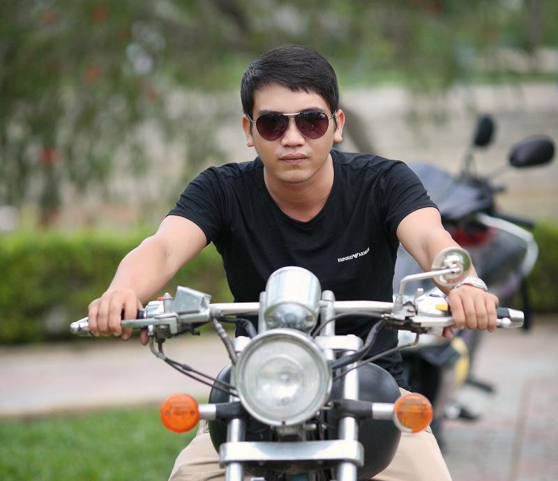 glasses, adult, motion, cleaning house, casual clothing, highway, active, appliance repair, auto, service, industry, industrial cleaning, street, front view