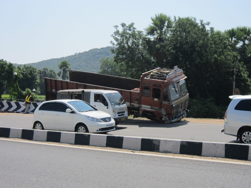 smash, parked, tree, building exterior, built structure, mode of transportation, transport, road, nature, outdoors, damage, broken, sunlight, wreck, motor vehicle