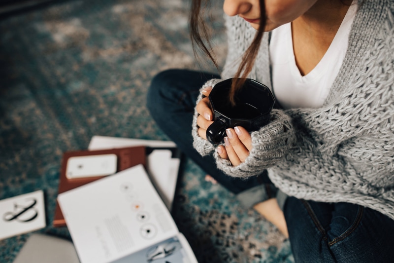 relax, hand, one woman only, young Adult, magazines, refreshment, scarf, warm clothing, real people, caucasian Ethnicity, rest, mug, drink, females, food and drink