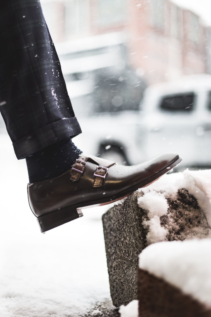 5K, boot, finger, one person, person, holding, real people, spoke, hand, tire, vehicle, alloy wheel, wheel, nature, human body part, ice, shoe, day, warm clothing