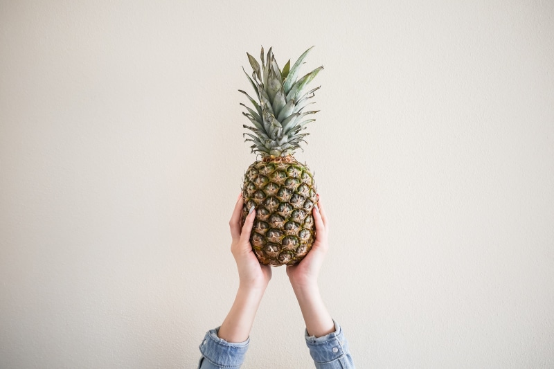 hand, simple, foodie, wellbeing, casual clothing, copy space, refreshment, holding, dieting, human body part, freshness, vitamins, food, woman, indoors
