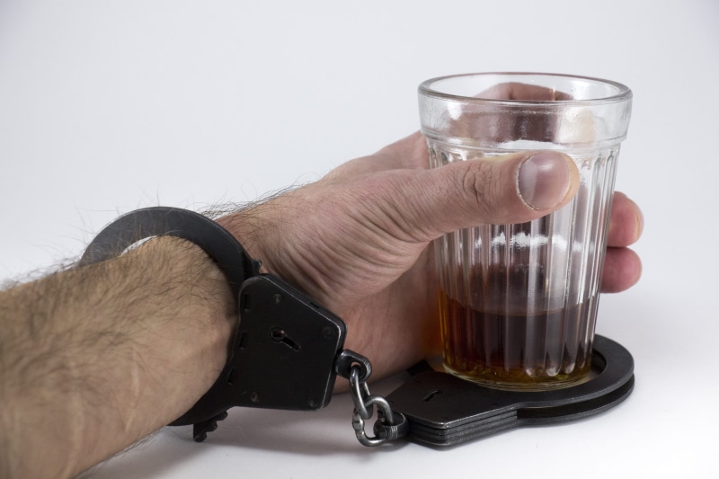 close-up, person, Alcohol, dependence on alcohol, alcoholism, Hand, dependent, drinking glass, drink, men, drunkenness, Handcuffs, human hand, indoors