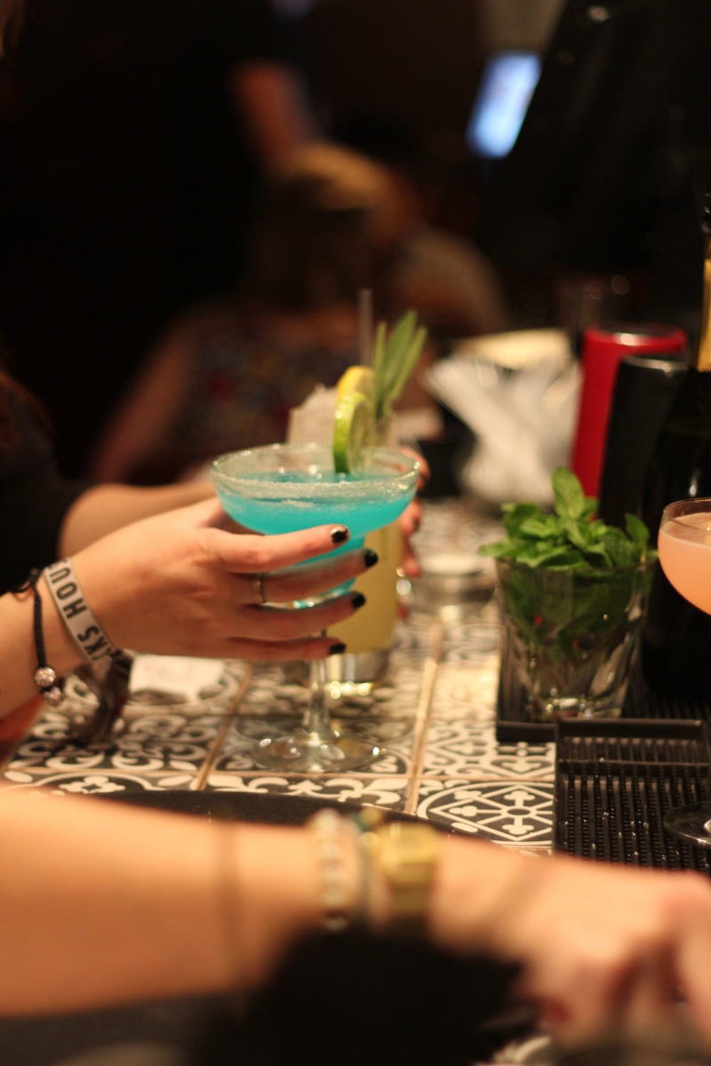 food And Drink, selective, drinking glass, real people, white, household equipment, lifestyles, selective Focus, straw, men, drink, nightlife, unrecognizable Person