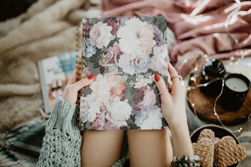 selective focus, focus on foreground, organizer, bed, 5K, clothing, gingerbreads, day, hand, one person, candles, calendar, cosy, workspace, midsection