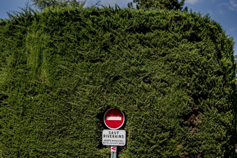 communication, végétation, plant, text, red, soleil, land, été, western script, symbol, idiot, no people, ménerbes, information, guidance, herbe, panneau