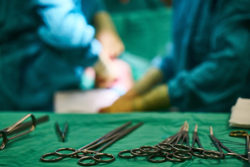 green, surgical, nurse, teamwork, metal, tweezers, emergency, mature adult, healthcare and medicine, selective focus, surgery, surgeon, 5K, surgical equipment