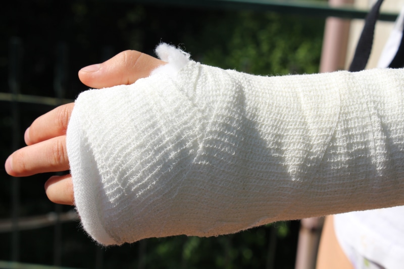 bandages, health, real people, softness, day, 5K, white color, human hand, sprained, unrecognizable person, human finger, close-up, human body part, accident