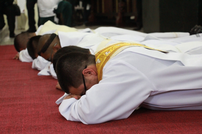relaxation, 5K, pastor, floor, priests, deacon, furniture, only men, bowing, Sacerdote, bed, cathedral, jesus, adult, men, lifestyles, diácono, catholic