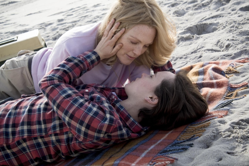 held, bonding, women, smiling, trip, casual clothing, 4K, real people, heterosexual couple, adult, lying down, Ellen Page, lifestyles, relaxation, young men