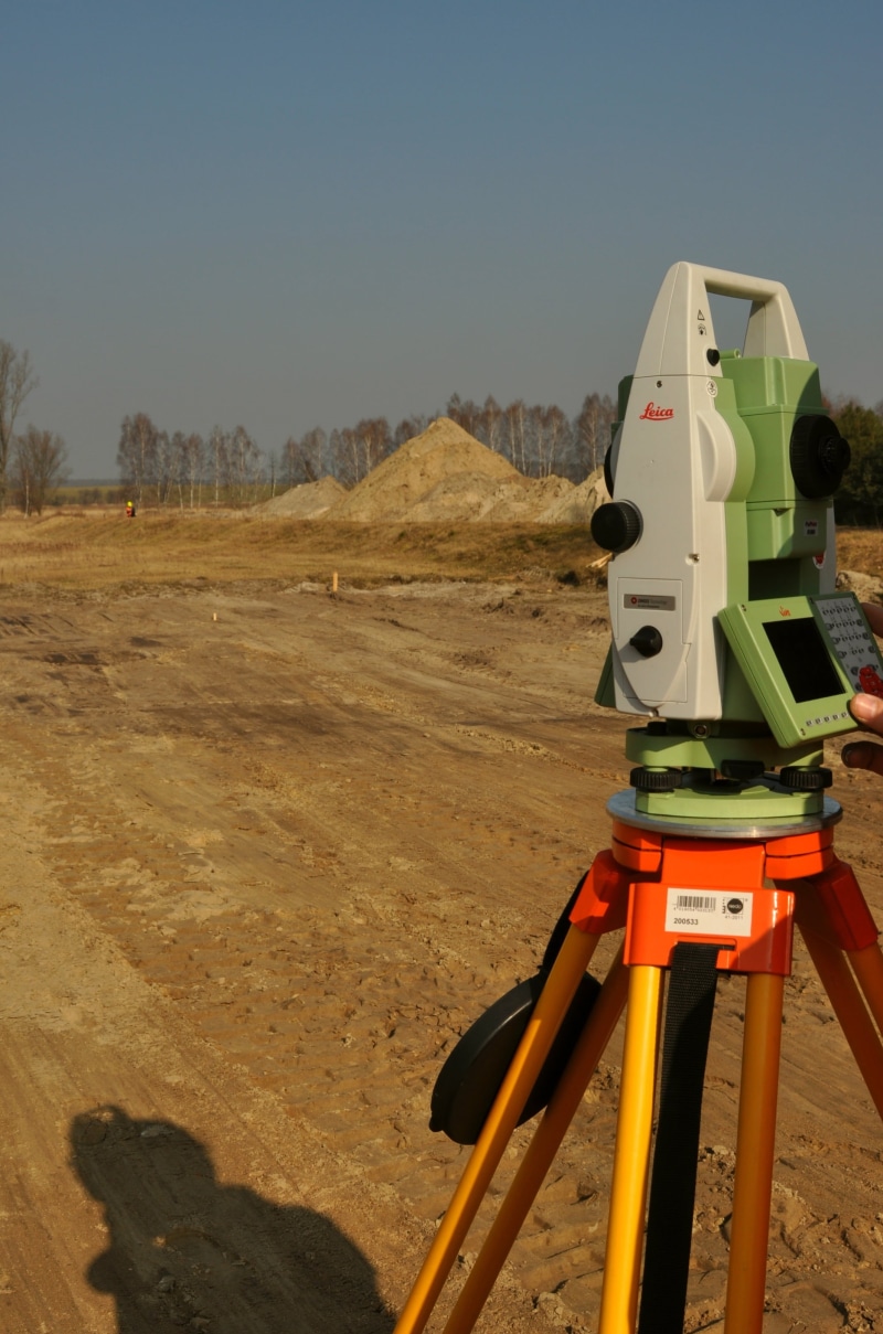 hand-held telescope, theodolite, security, field, daytime, nature, no people, coin operated, landscape, green, sky, 2K, optical instrument, construction Site