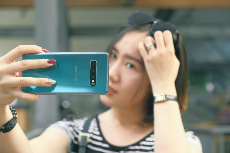 headshot, smart phone, portrait, electronics, one person, holding, nail, mobile phone, camera, iphone, person, photography, hairstyle, photo messaging