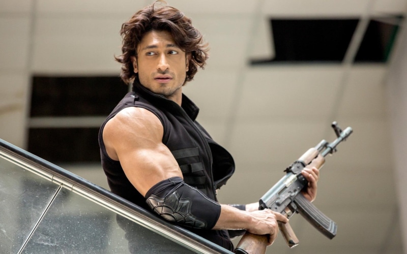 look, vidyut jamwal, indoors, Movies, suit, one person, 1080P, strength, focus on foreground, exercising, commando, Bollywood Movies, young men, men, sports clothing