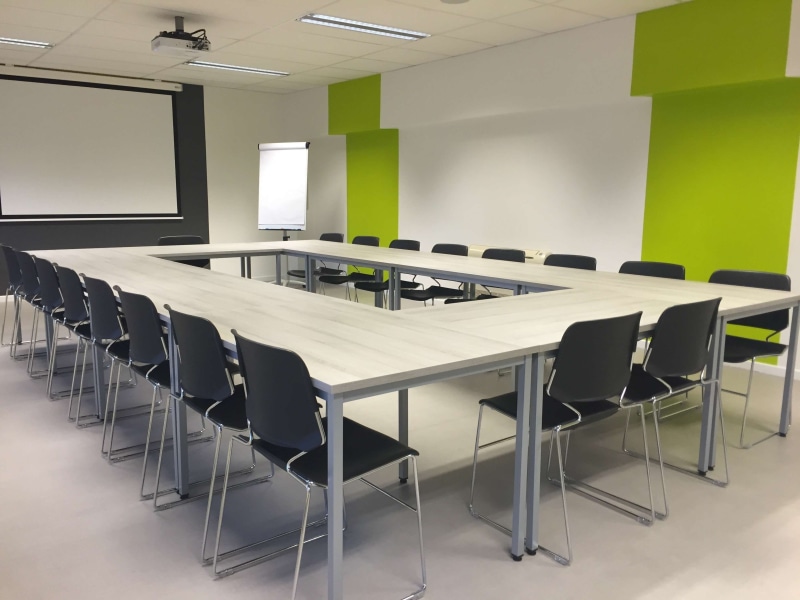 white screen, no people, architecture, whiteboard, furniture, room, conference room, luxury, board room, desk, seat, education, floor, projector, 2K, home interior