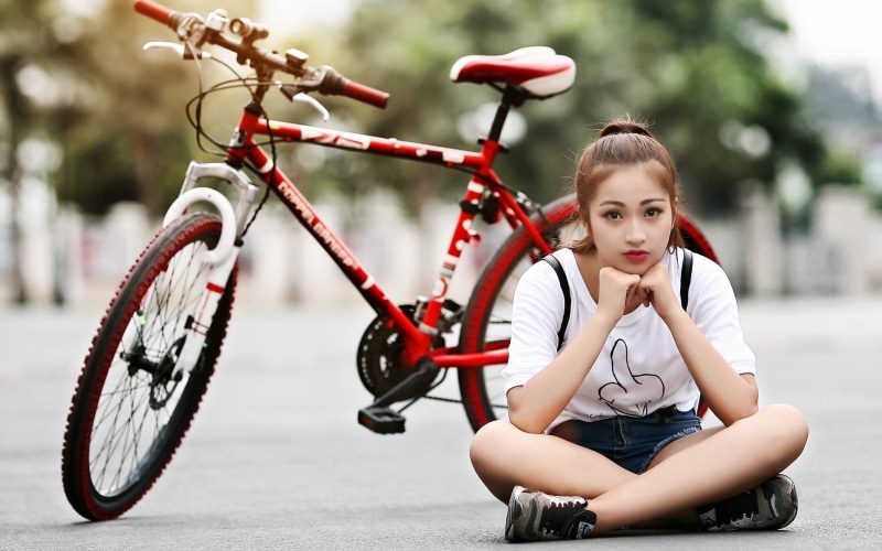 focus on foreground, 1080P, women, women with bicycles, full length, real people, young adult, one person, lifestyles, young women, hairstyle, bicycle