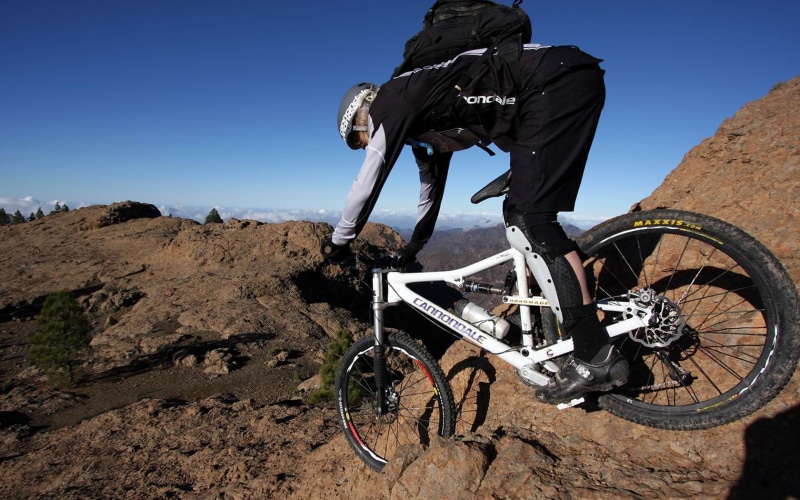 land vehicle, blue, full length, land, rock, black, 720P, full, landscape, day, activity, bike, cannondale, white, mountain bikes, sportswear, cycling